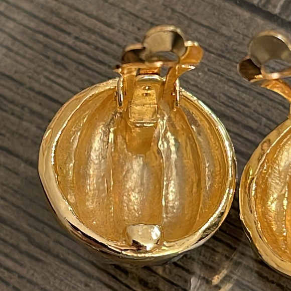 Vintage Round Two-tone Ribbed Clip Earrings - Picture 9 of 15